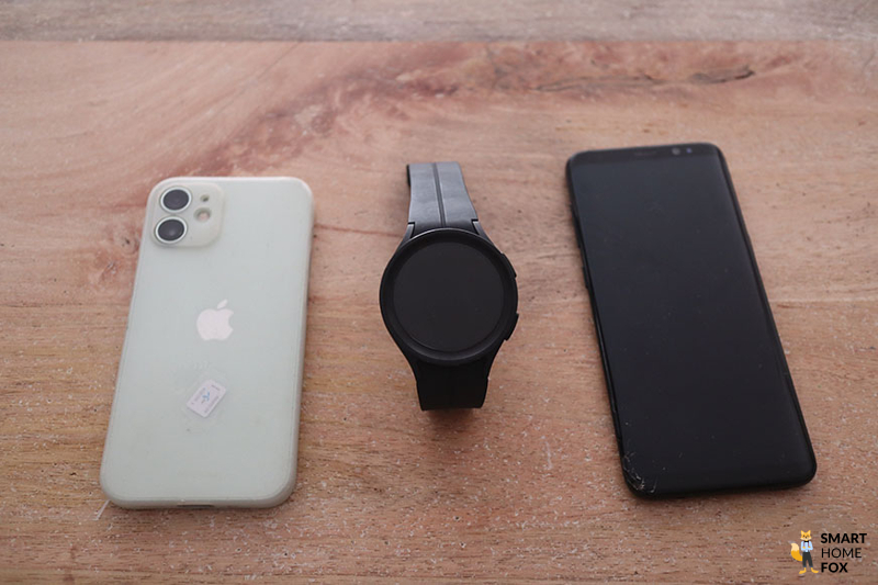 You can see the Galaxy Watch 5, an iPhone and a Samsung mobile phone.